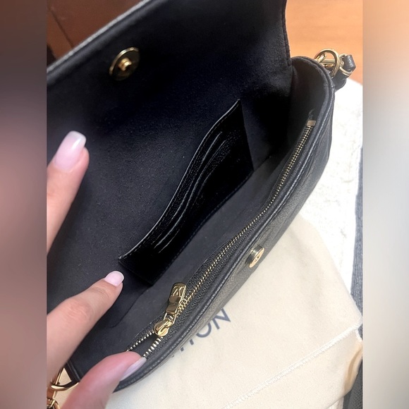 LOUIS VUITTON LVY WALLET ON CHAIN BAG - Picture 4 of 11